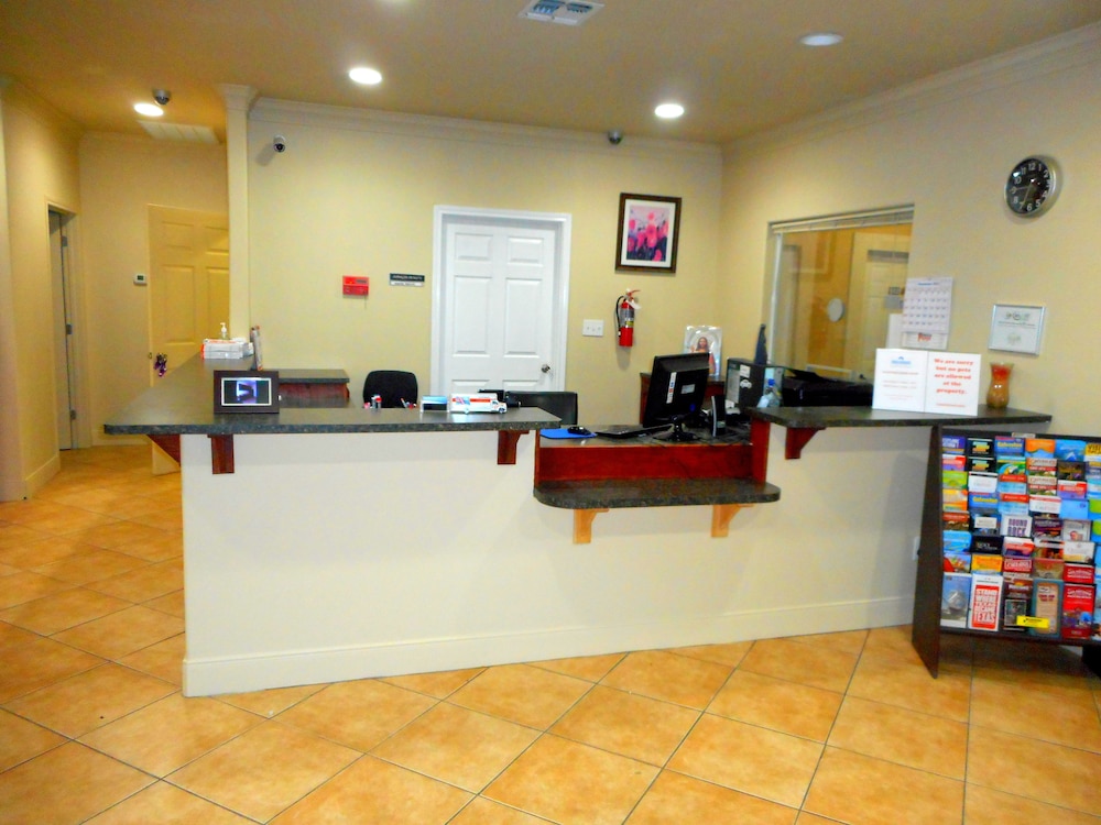 Victoria Vacations - Crossroads Inn  Suites - Property Image 5