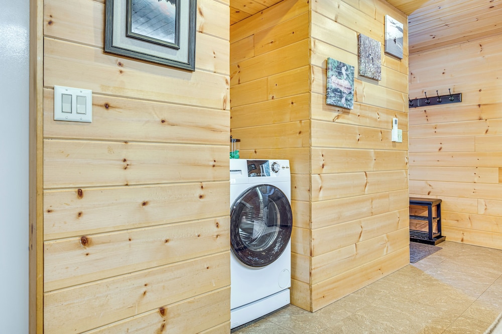 Hiking & Snowmobile Trails On-site: Alton Retreat!