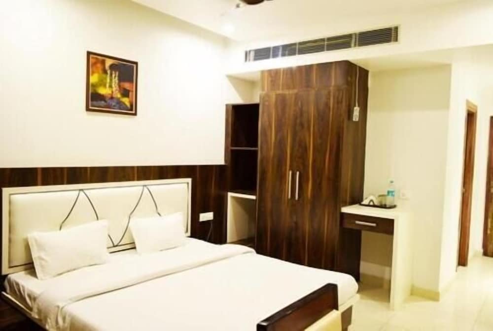 Hotel President Chintpurni