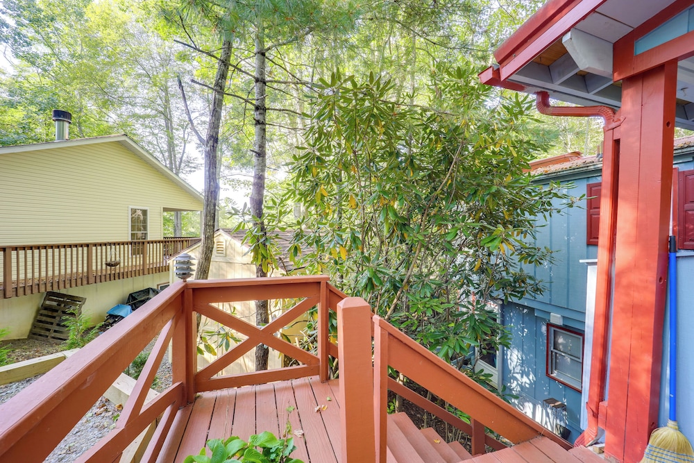 Mtn Home w/ Deck & Community Amenities in Newland