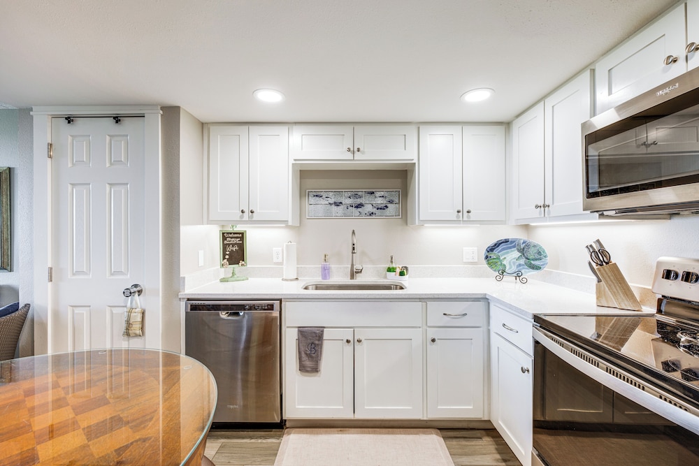 Steps to Beach & Boardwalk: Condo in Port Aransas!
