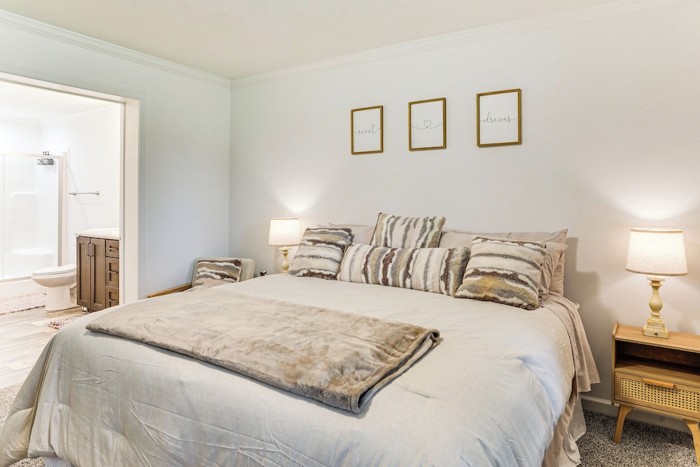 Dog Friendly, Screened Porch: St Stephen Retreat!