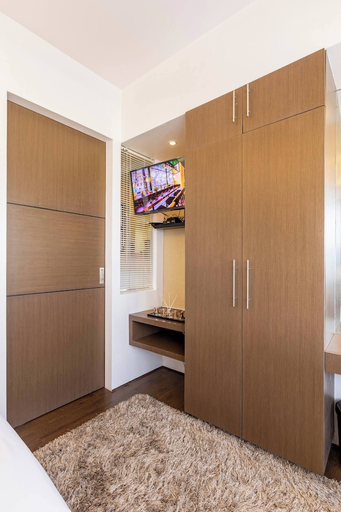 Luxurious Studio in Mckinley Hill With City View