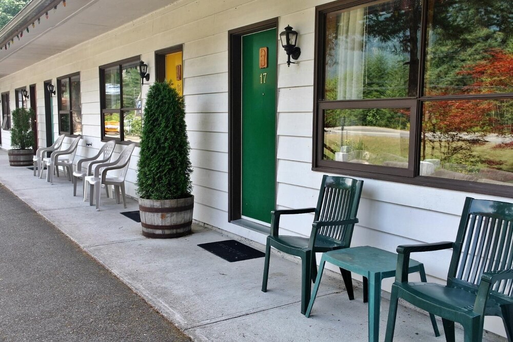 Colonial 900 Motel