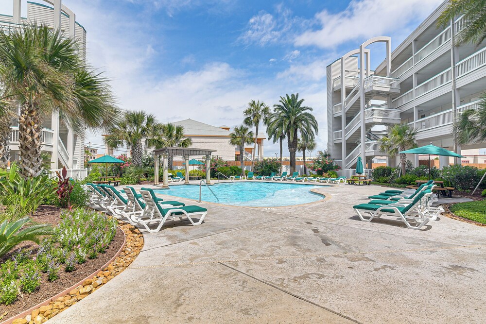 Steps to Babes Beach: Condo w/ Pool in Galveston