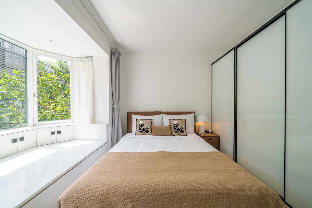 Tyms Stylish 3BR 2BA Apt Xujiahui Shops