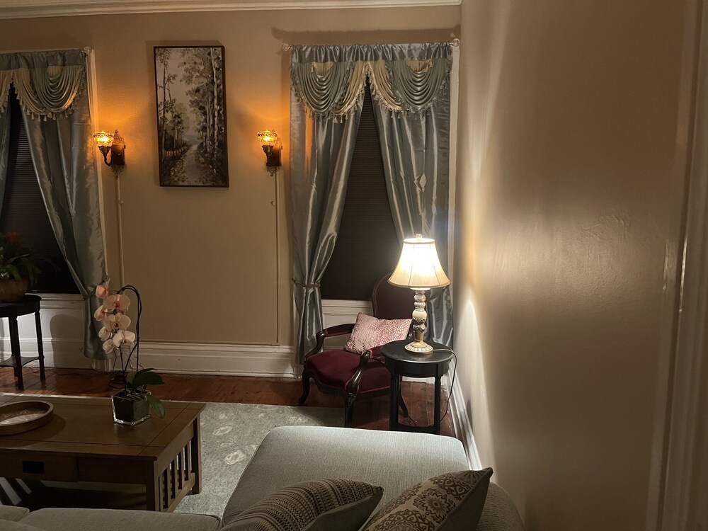 1 Br Private Victorian Apt in Convenient City Location on Half Acre Sleeps 4 view 5