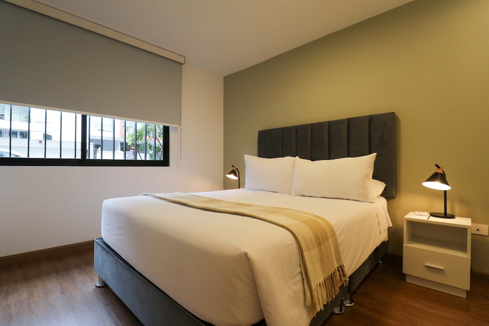 w Monochromatic 2BR w Terrace in Miraflores