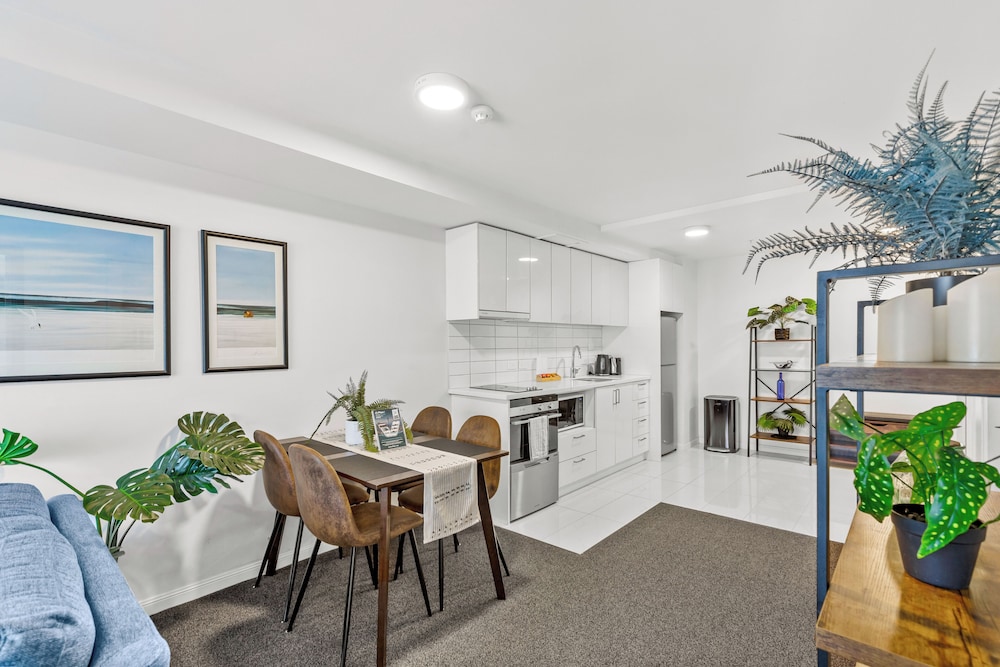 2BR Apt with Parking in Prime Spot Zodiak Stays