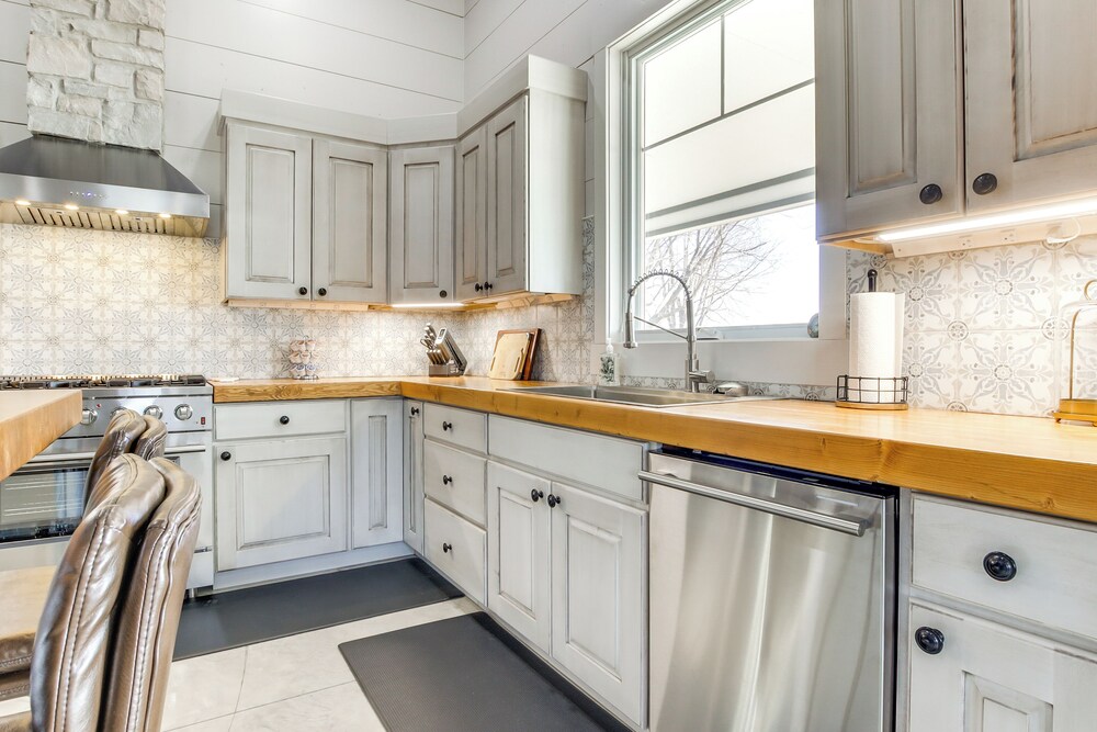 Dock & Panoramic Bay Views: Oconto Retreat!
