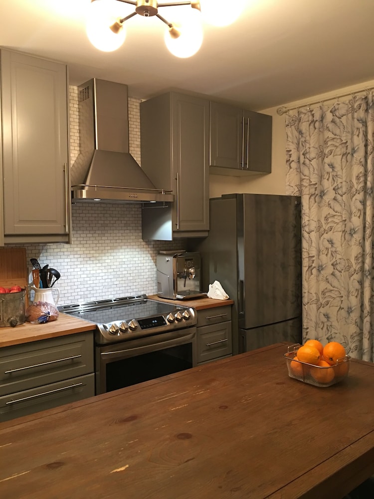 Beautiful 4BR Downtown House, Sleeps 10