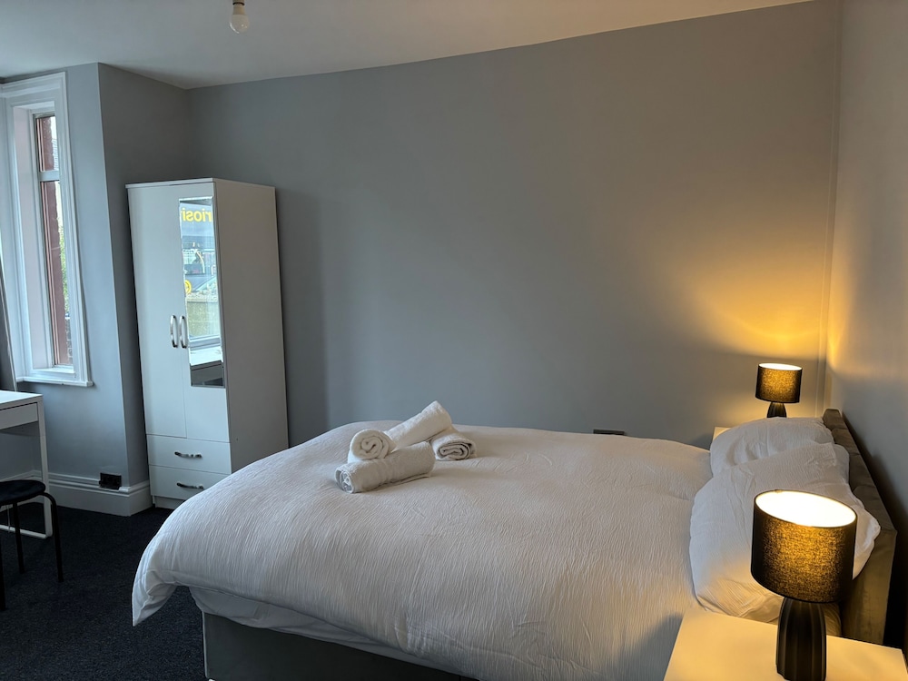 Oxford-house-sleeps 7-parking-garden