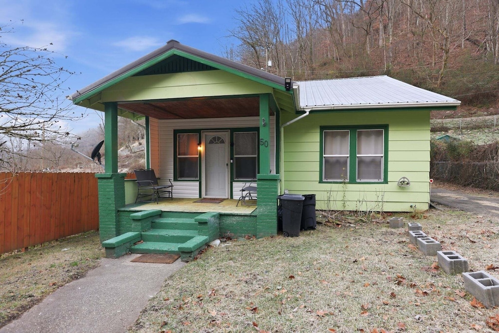 Cozy Matewan Trail Stay 3 Bedroom Home