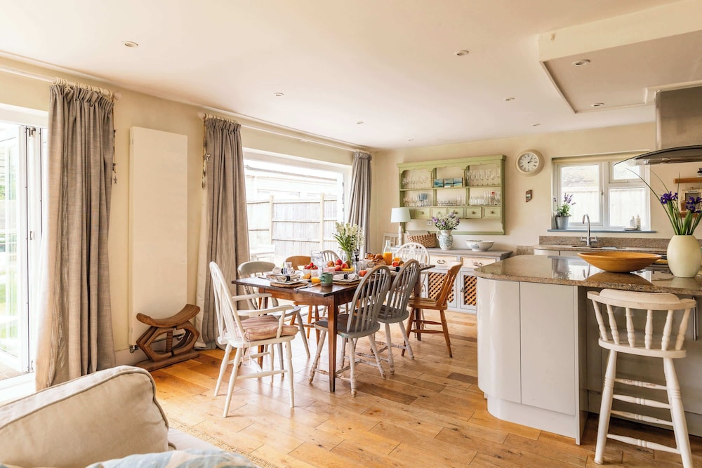 Light-filled Family-friendly Beach House