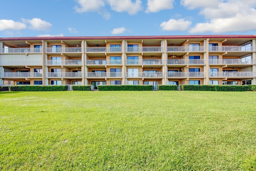 Ocean View Condo, Easy Acces to the Pool and Private Walkway to the Beach by RedAwning