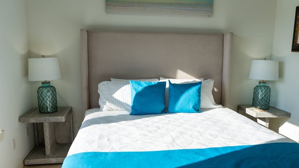 Channel Views Private Boat Slip Pool & Patio 3 Bedroom Apts