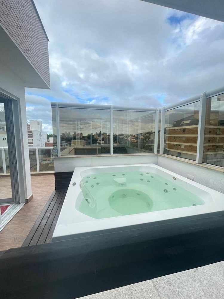 Excelente Cobertura Jurerê com Jacuzzi