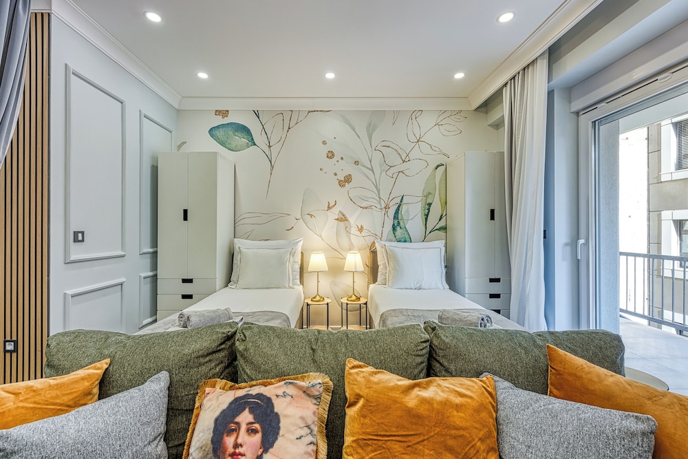 Boutique Downtown Studio with Balcony 1