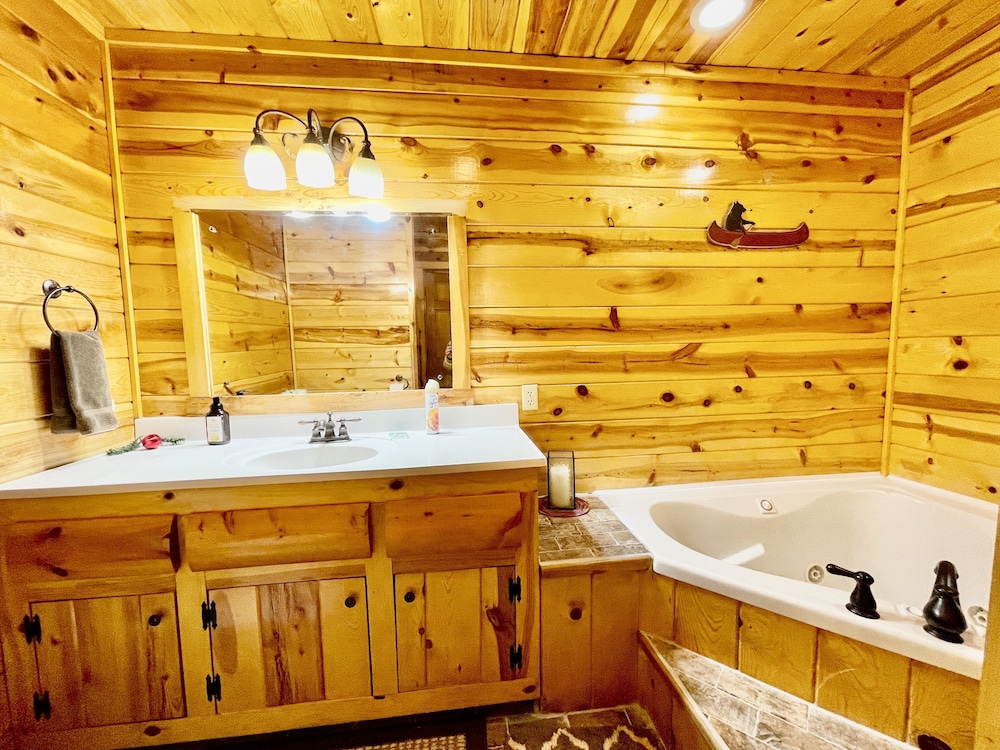 Little Sugar Camp 3 Bedroom Cabin by RedAwning