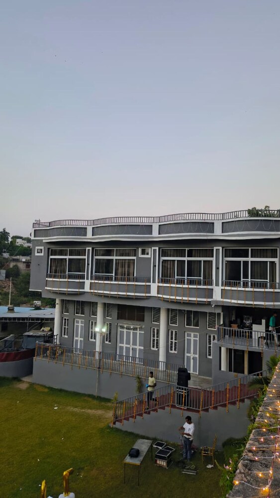 Shree Vallabh Resort