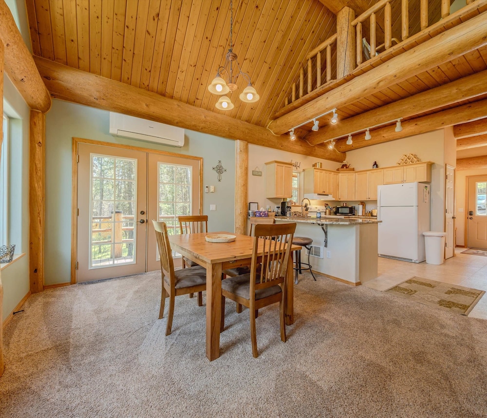 Whitetail Cabin For 9 Ppl!