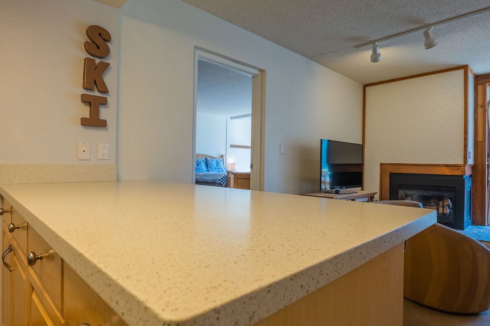 Comfortable Cozy Condo - Short Walk to American Eagle Lift - SH402 by RedAwning