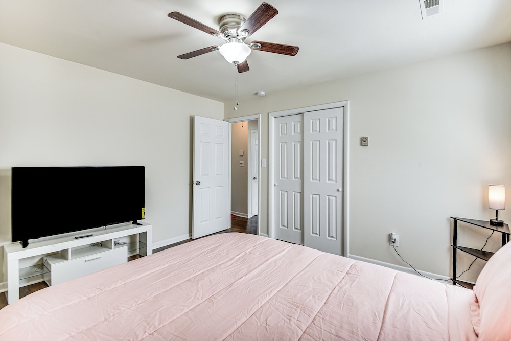 3 Mi to Huntington Beach: Hampton Family Home!
