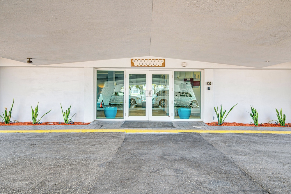 Steps to Ocean: Satellite Beach Condo w/ Balcony