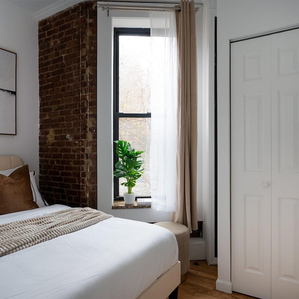 153-1g Newly Renovated 2BR Lower East Side