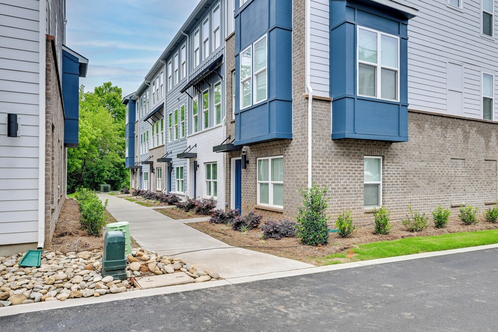 2 Mi to Uptown Charlotte: Family Townhome!