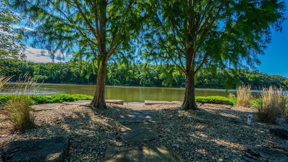 Private Riverbank 27-acre Estate 1 hr From Chicago