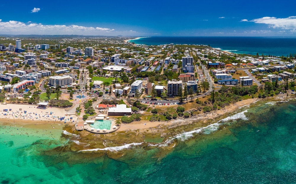 Bright 2-bed Apartment With Stunning Ocean Views