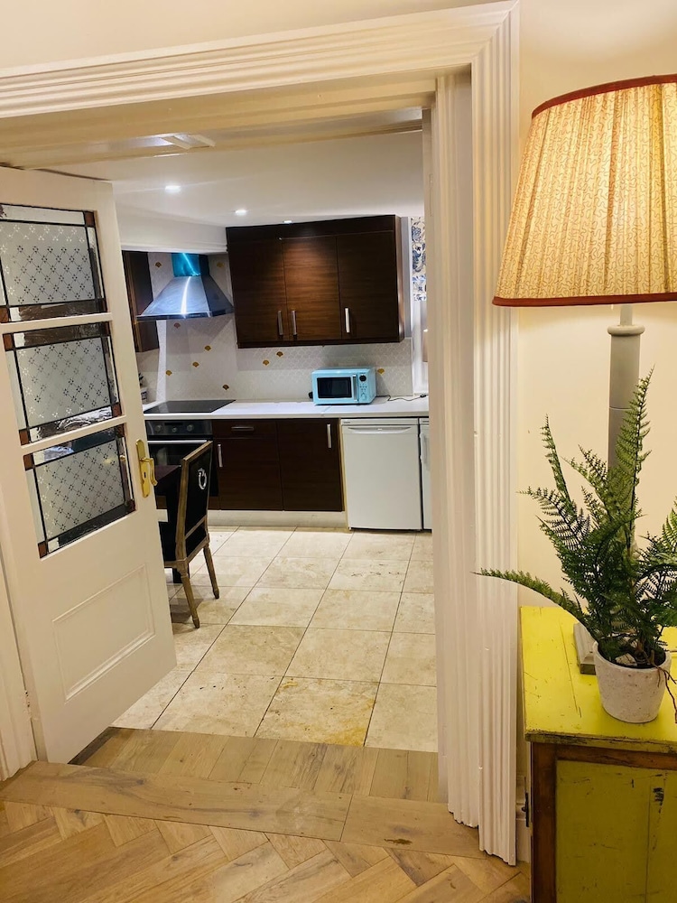 4-bed House in Kildare, Sleeps 8 With Parking