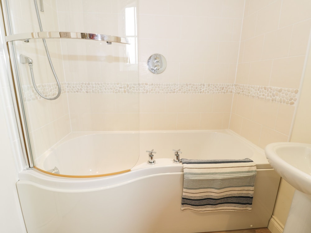 2 Perran Court