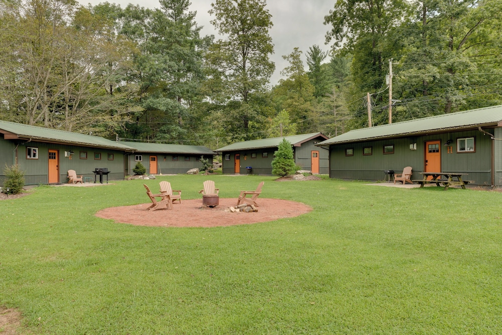 Hillsgrove Creekside Cabin: Close to Hiking