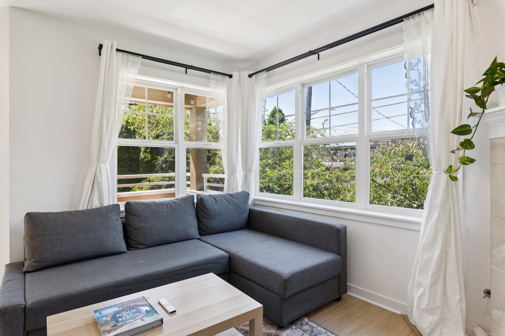 Walkable Seattle Gem Close To Everything 2 Bedroom Condo