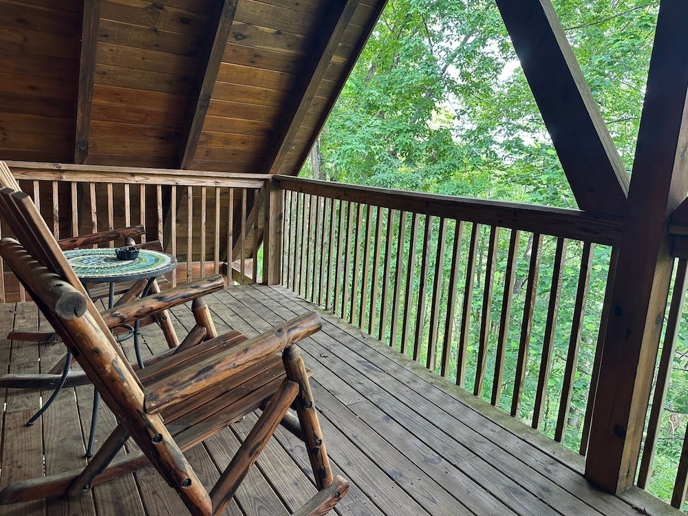 Chillin N Grillin 2 Bedroom Cabin