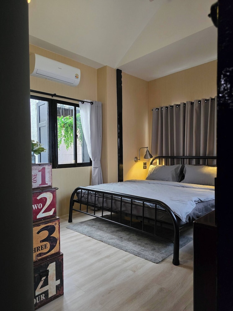 Homey Home UP Themed Near MRT Samyot