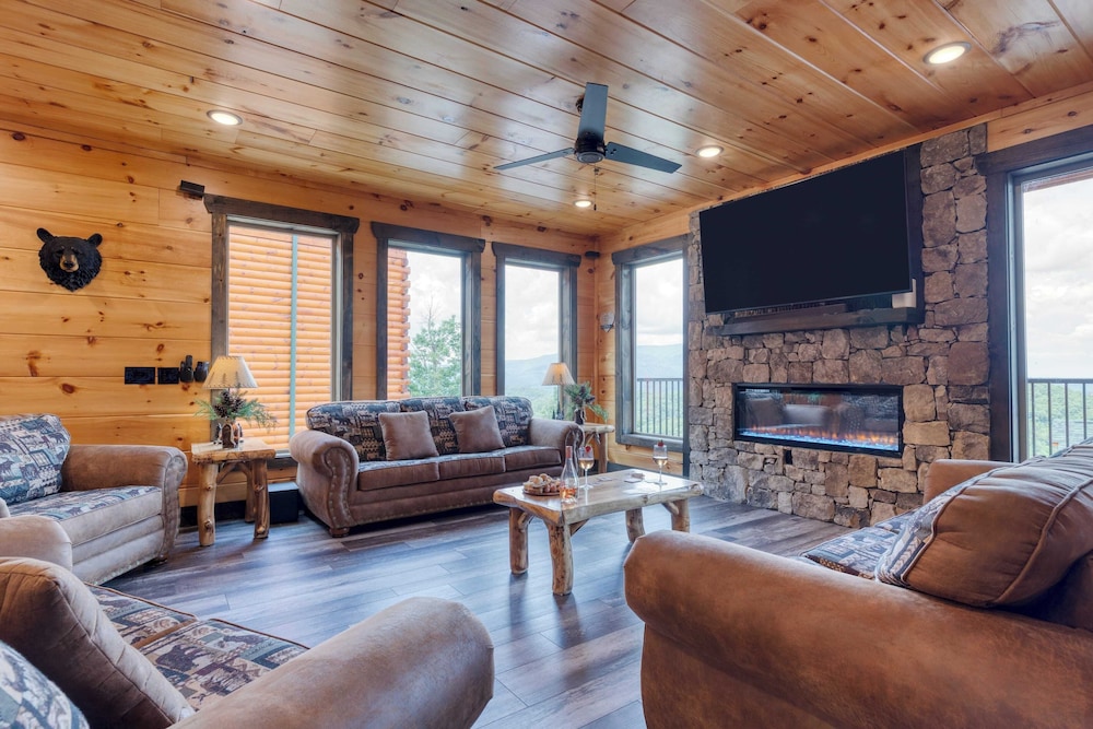 All Fun & Games by Avantstay Indoor Pool, Game Room, Theater, Mountain Views Near Pigeon Forge & Dollywood