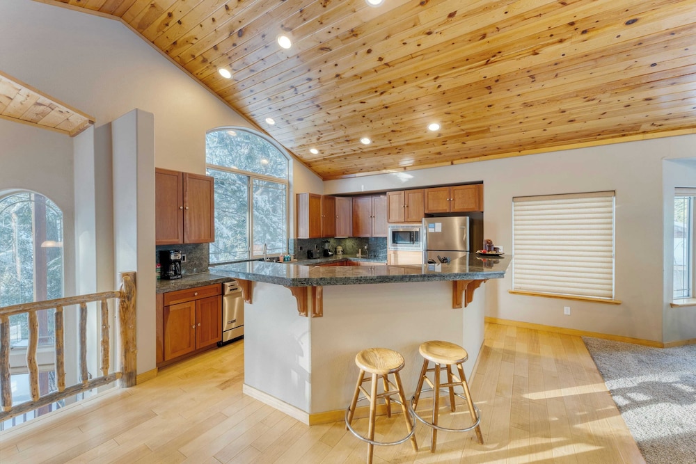 Cherry Hills Spacious Tahoe Cabin With Deck, Fireplace & Open Interiors