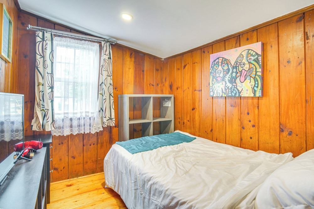 Hot Tub & Kayaks: Dog-friendly House in Yarmouth