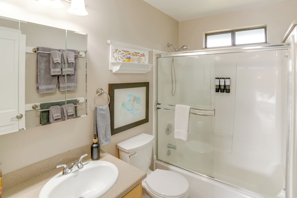 Beach Access & Hot Tub: Coastal Gem in Manchester