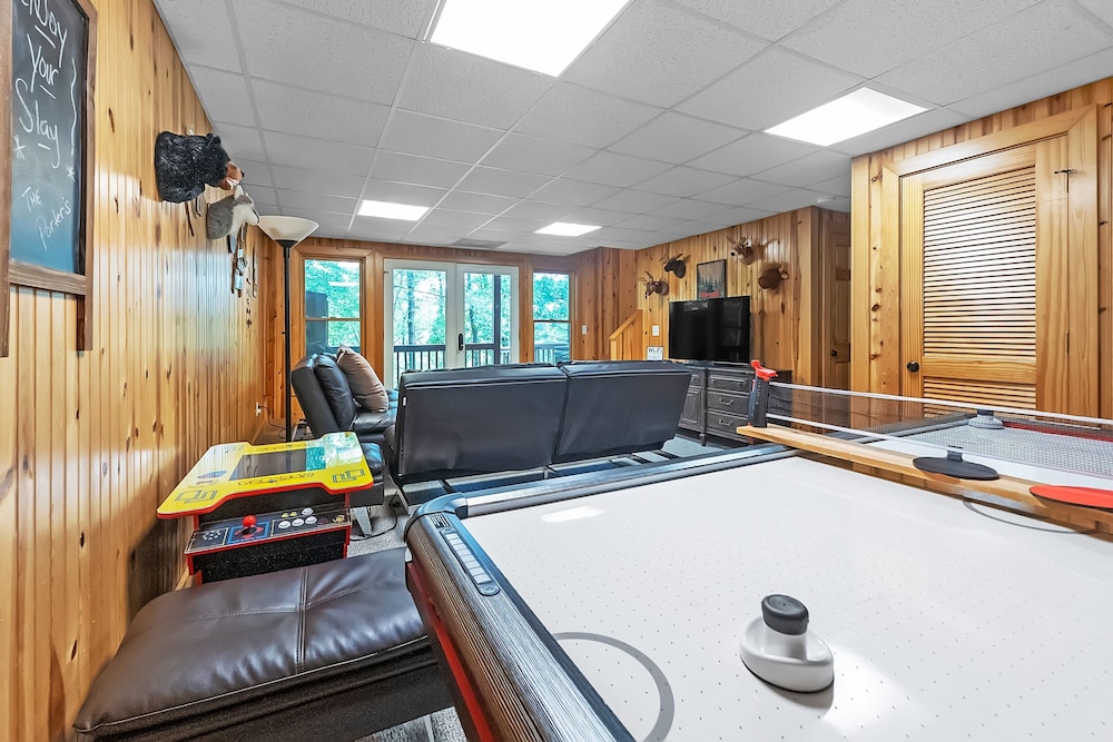 Mountain Getaway With Hot Tub & Game Room 4 Bedroom Cabin
