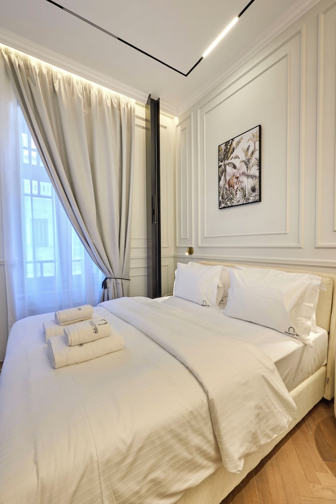 Ermou 99 Intelligent Private Suites