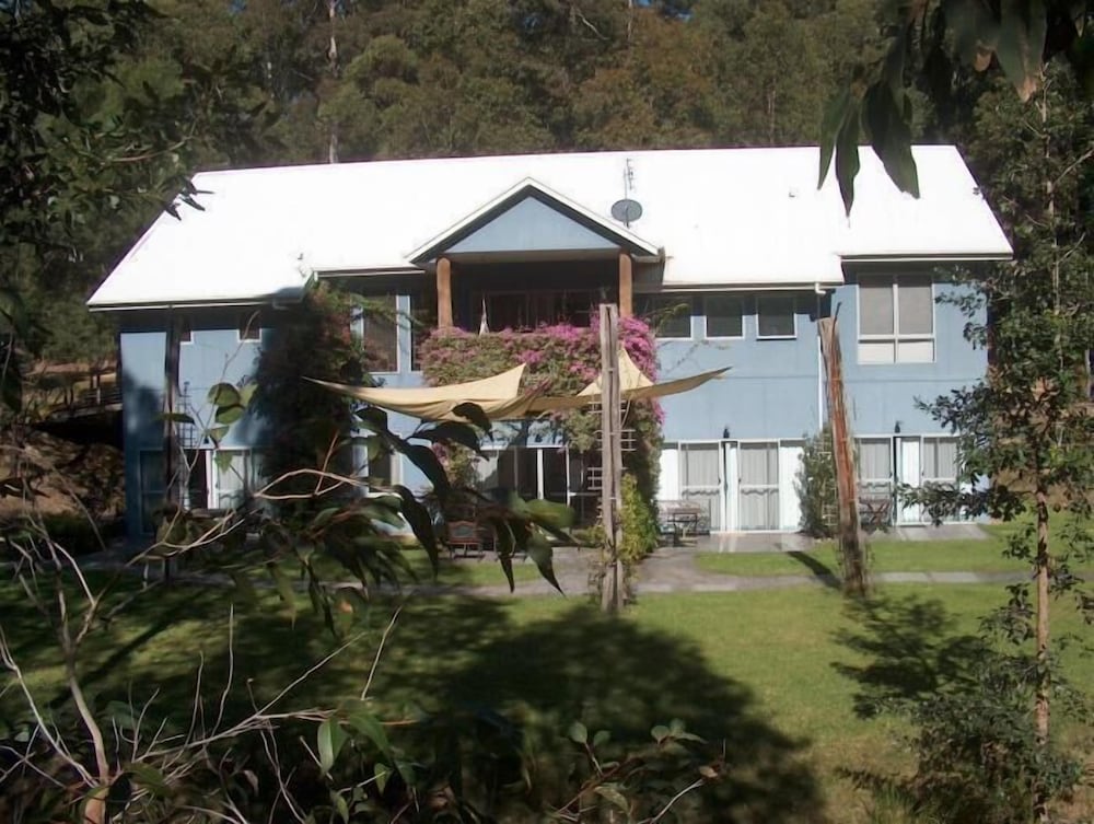Lakeshore Lodge