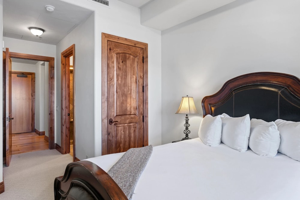 Grand Lodge - 3 Bedroom Deluxe #206 - Ski-in/out 3 Condo