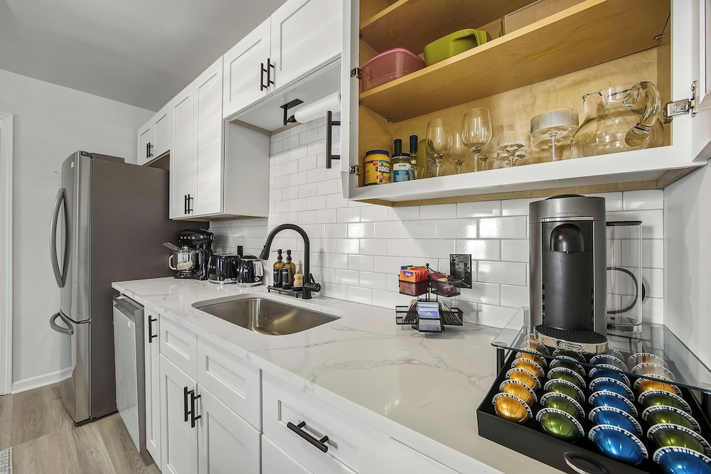 Modern Newly Renovated 3-bedroom in Historic West End