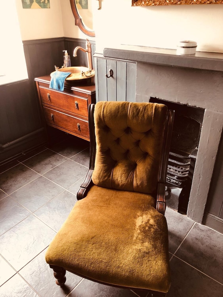 Gin Lounge Rooms