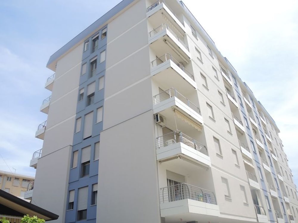 Flat With Side sea View Just Steps From the Beach