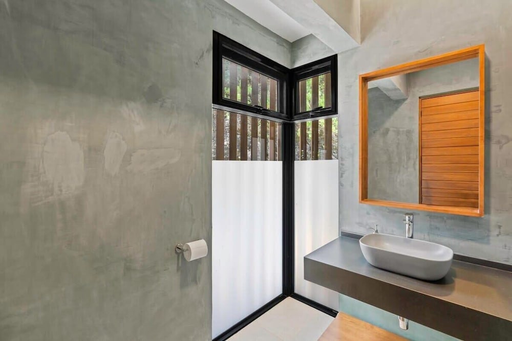 Luxurious Ultramodern Property with Private Suites, Infinity Pool, and Sweeping Ocean and Mountain Views